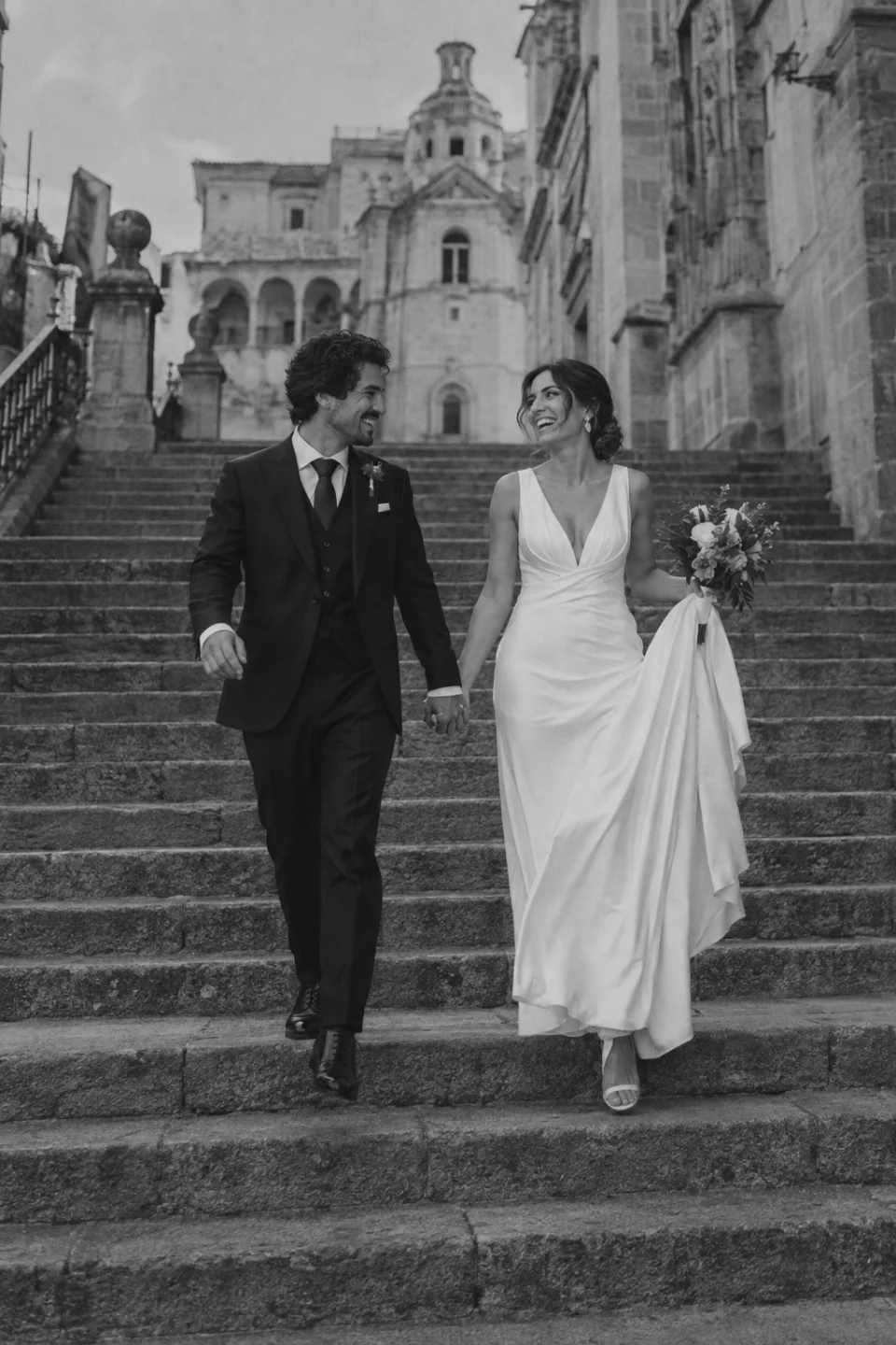 Imagen ilustrativa generada: Una pareja baja unas escaleras en blanco y negro